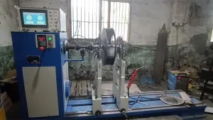ماكينة موازنة ديناميكية بنظام محامل ثابتة (نظام عمود كردان لنقل الحركة)، طراز YYW-2000 (قطر القطعة: Ø1800mm، الوزن: حتى 2000kg)
